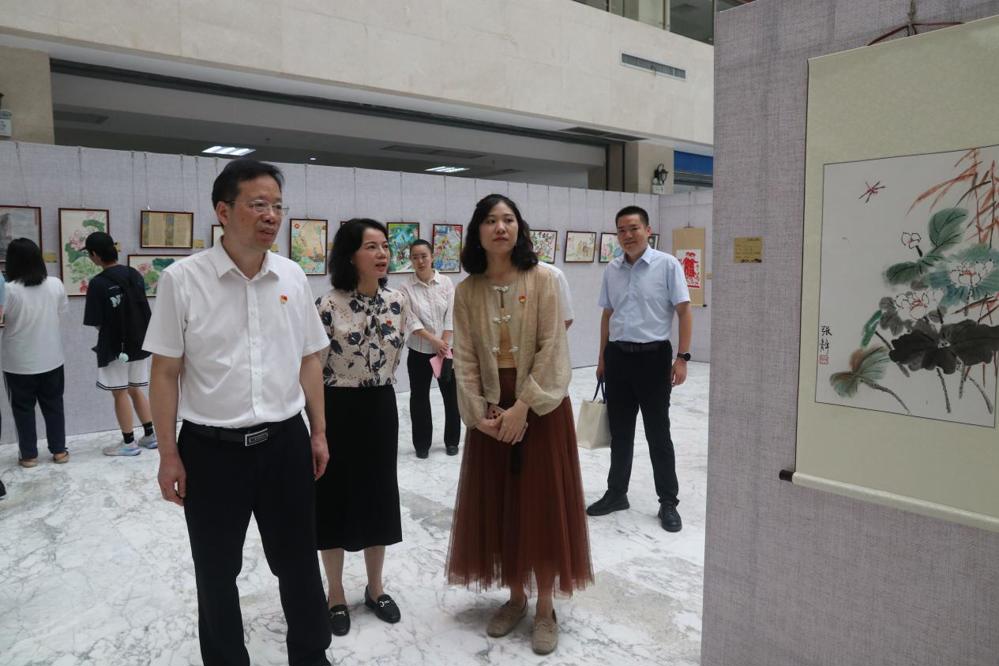 参观书画展