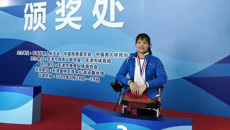 【人民网】无腿硕士“美人鱼” 游出自信人生