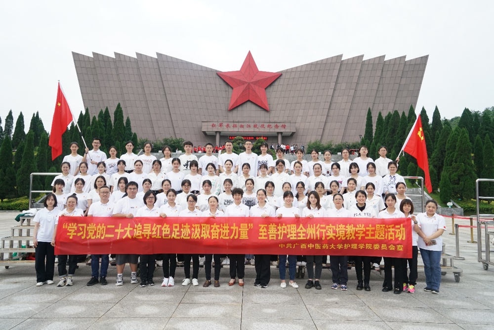 建筑前的广场上有许多人
低可信度描述已自动生成