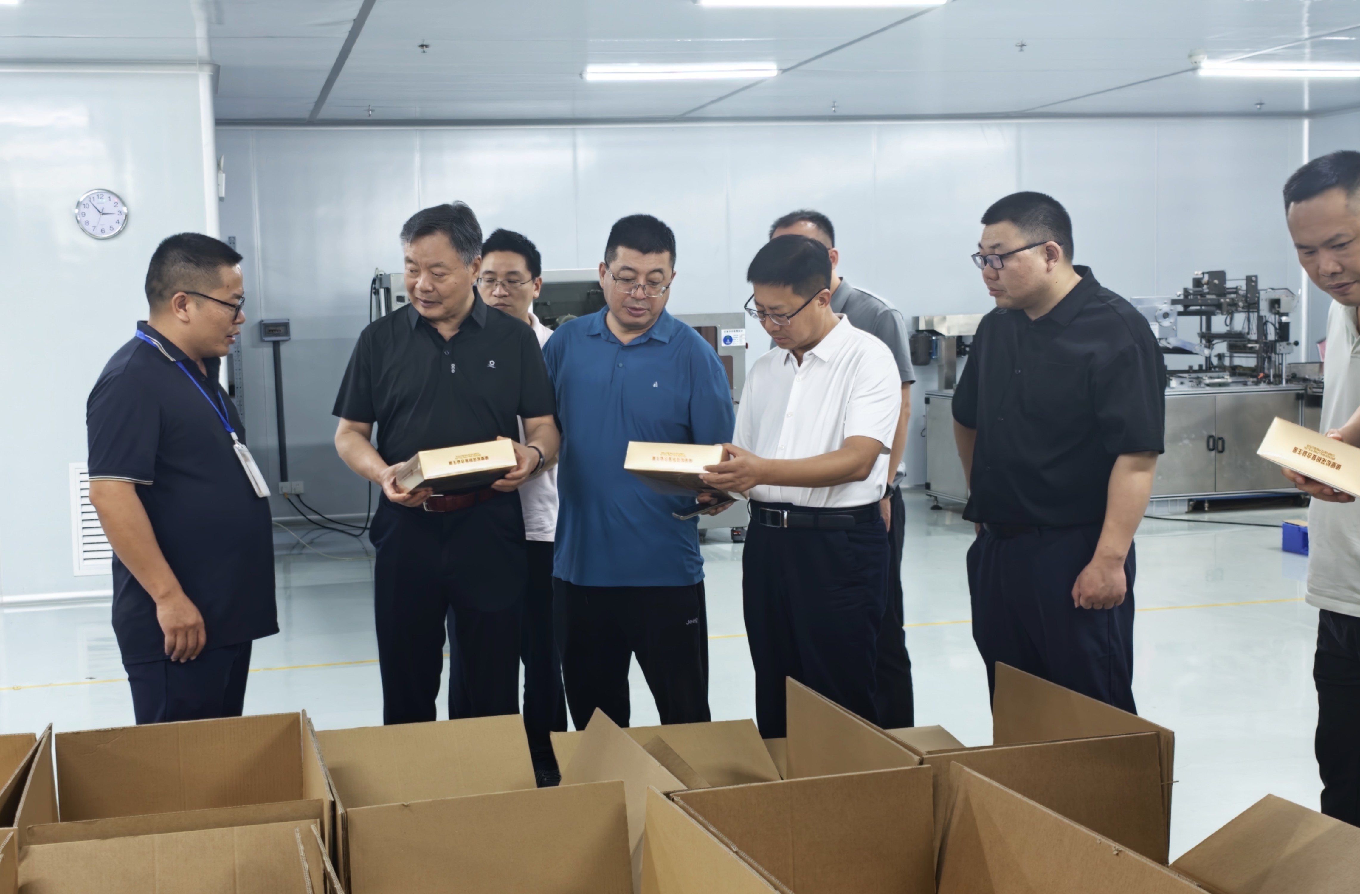 调研组实地考察企业生产车间 调研组实地考察企业生产车间