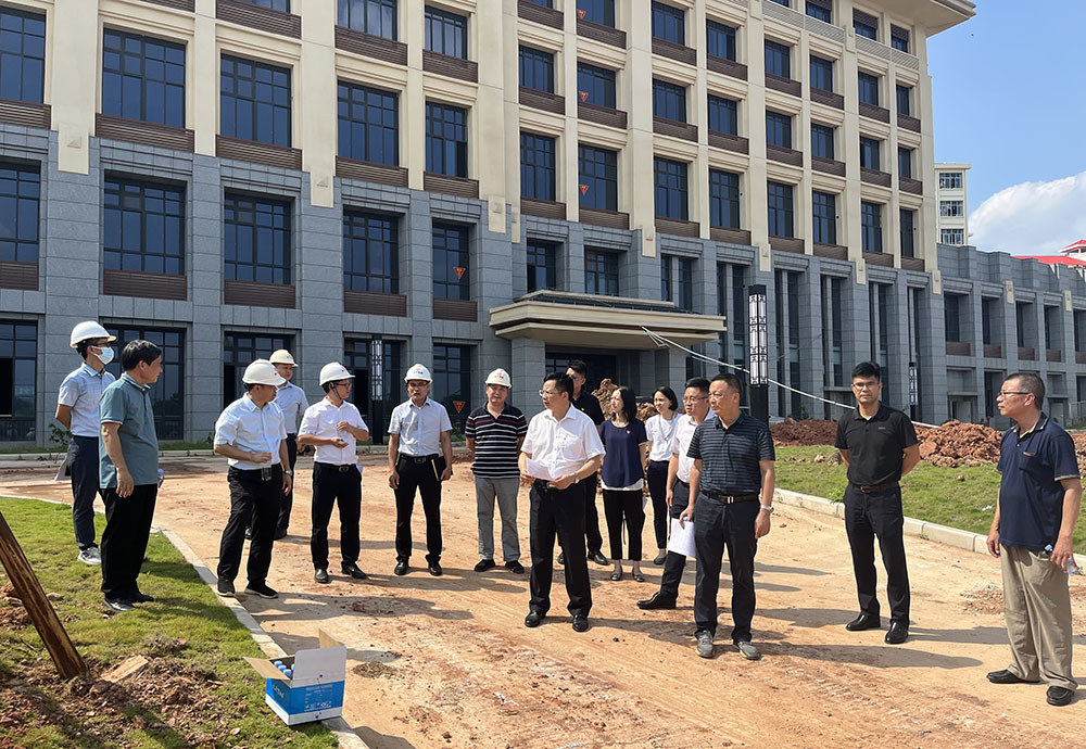 何刚亮总会计师到仙葫校区东南门现场办公