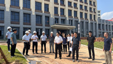 何刚亮总会计师到仙葫校区东南门现场办公