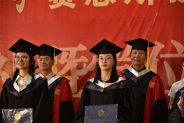 颁发学位证书、拨穗