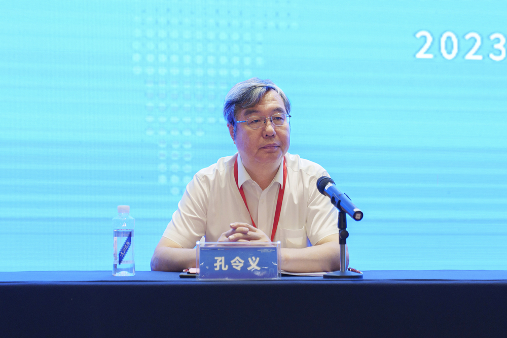 孔令义秘书长主持会议_副本