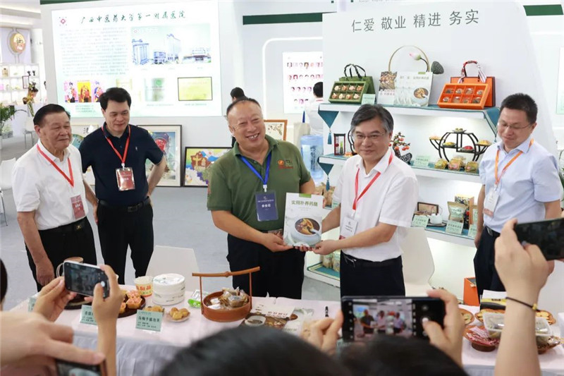 bat365在线官网平台第一附属医院院长谢胜给部分嘉宾赠书
