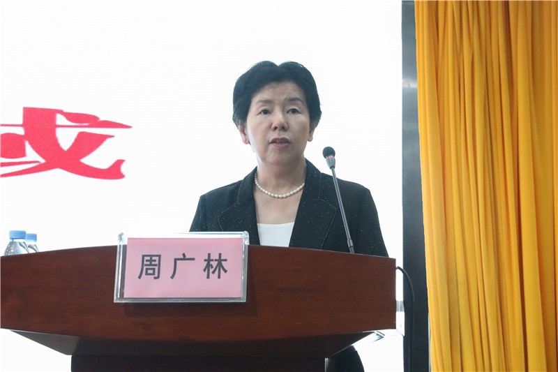 医院纪委书记周广林主持会议并作集体廉政谈话