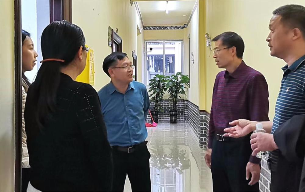 与公司员工亲切交流