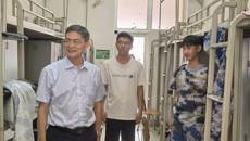 学校领导走进学生宿舍与学生谈心谈话