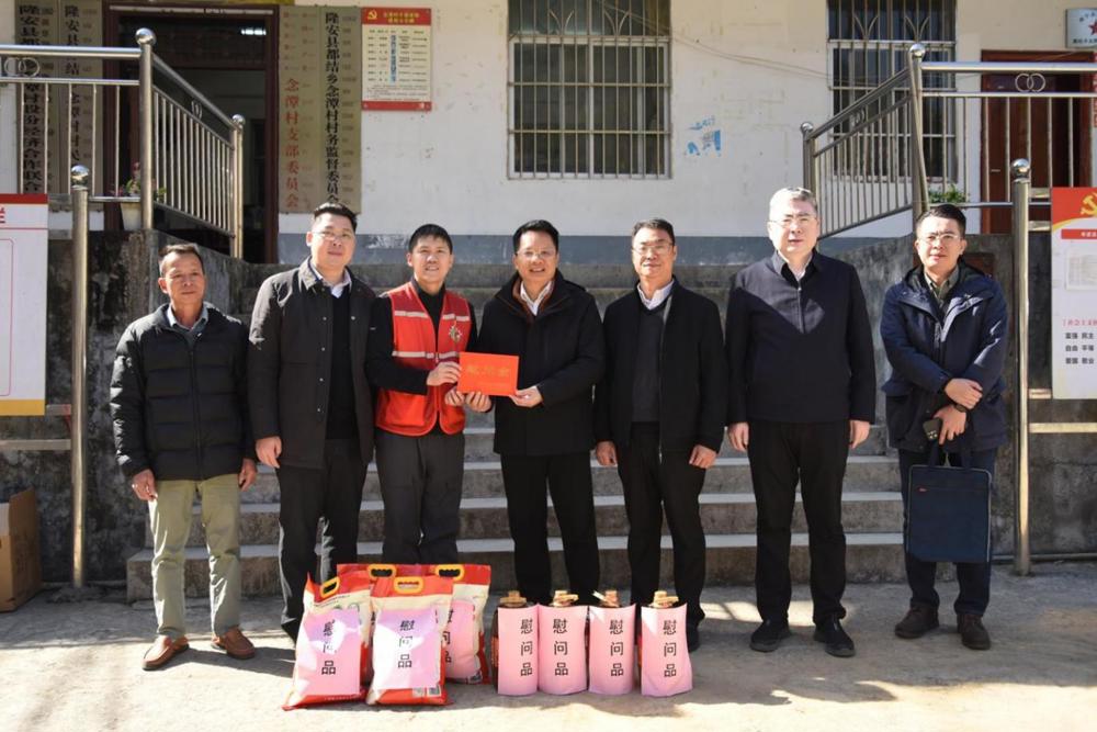 慰问都结乡念潭村第一书记邓承志_副本