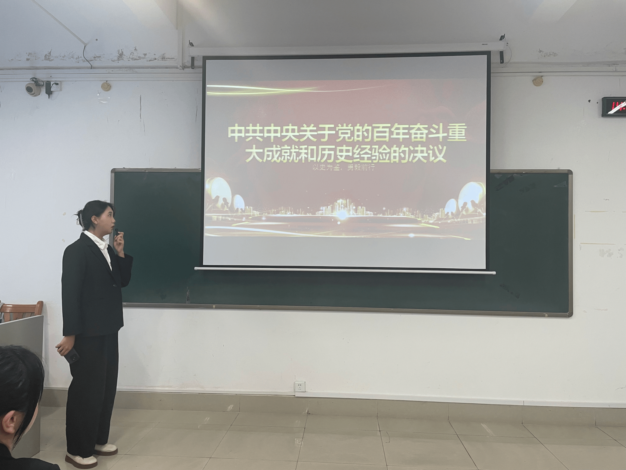 ▲学生上台进行实践汇报