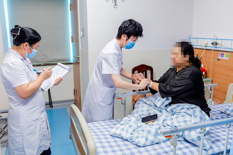 唐红珍院长为患者把脉.jpg 唐红珍院长为患者把脉.jpg