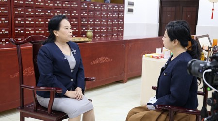 【新华网】bat365在线官网平台教授卢汝梅谈中药学学科建设：立足中医药民族医药特色 实现新突破