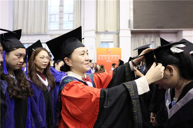 学院院长周晓玲给毕业生拨穗颁证