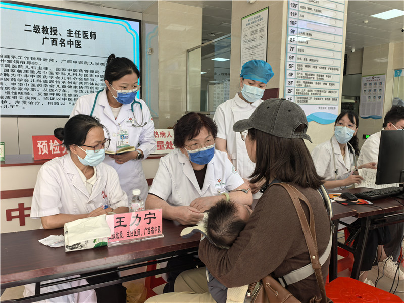 2026王力宁团队博白八桂行第四次活动照片2（义诊现场）_副本