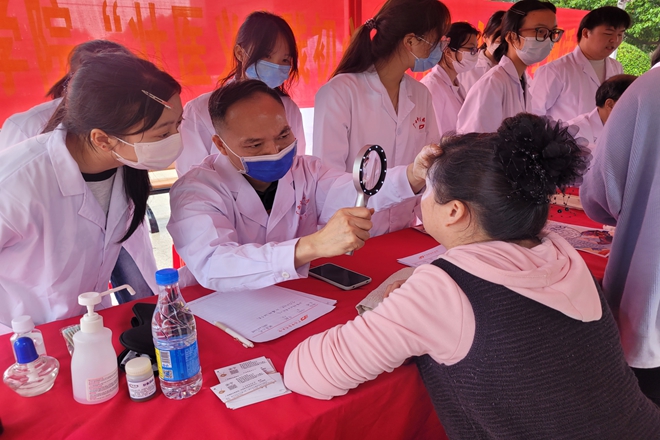 壮医基础理论教研室主任宋宁看诊