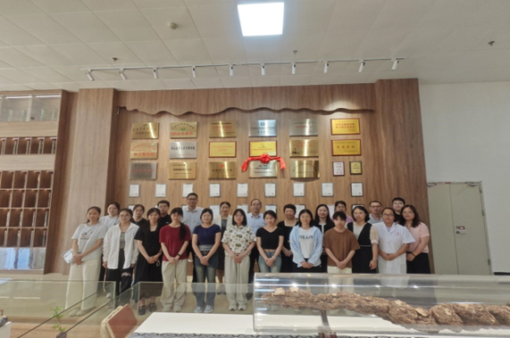 揭牌仪式现场与我校学生合影