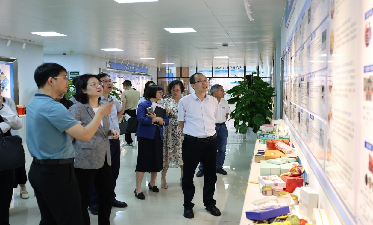 参观中医药壮瑶医药研究院