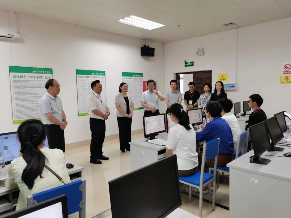 校领导在集体阅档现场指导工作